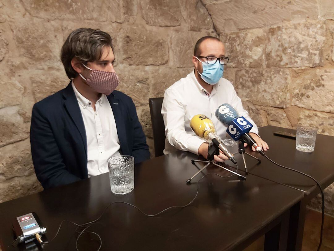 Javier Expósito y Quino Palací en la rueda de prensa en la que explicaron el relevo en la presidencia