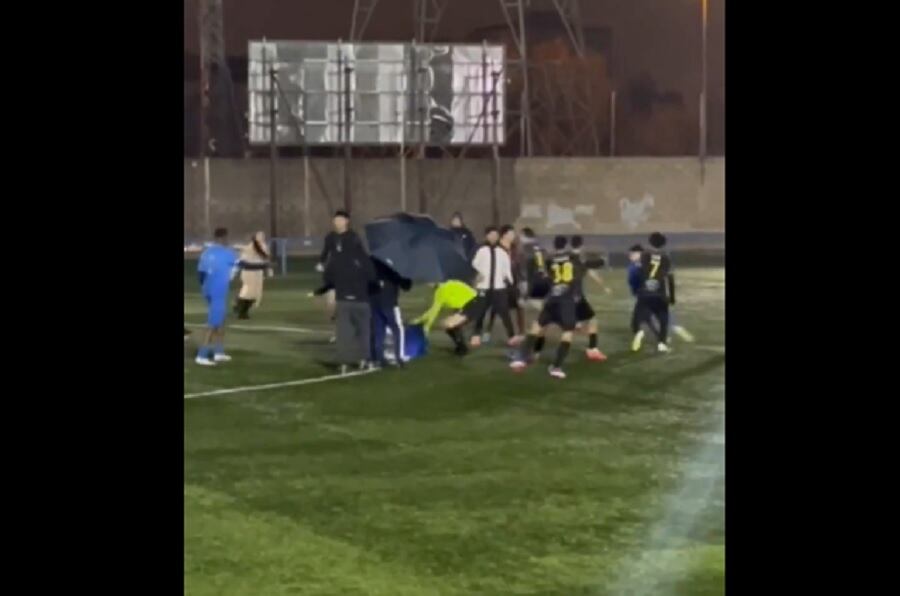 Las imágenes muestran a varios jugadores pateando a un rival