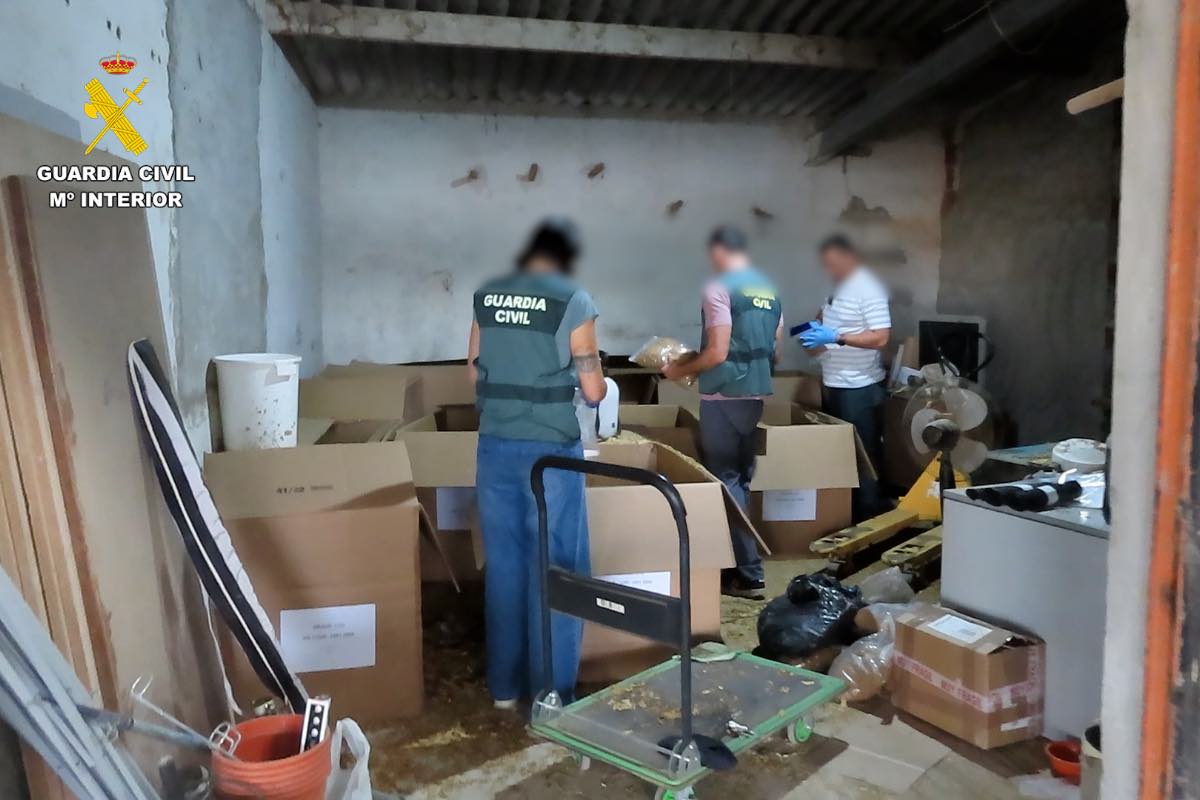 Desmantelan en Elche un centro clandestino de fabricación de tabaco de contrabando