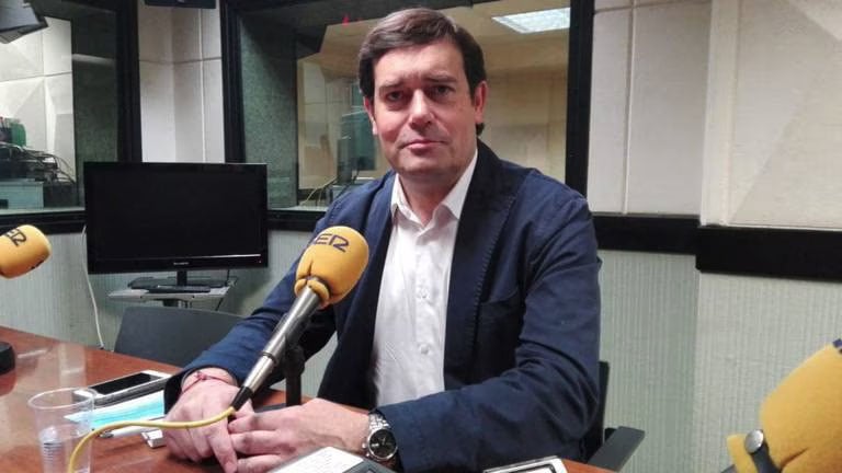 Ángel Macías en los estudios de Radio Zamora en una foto de archivo