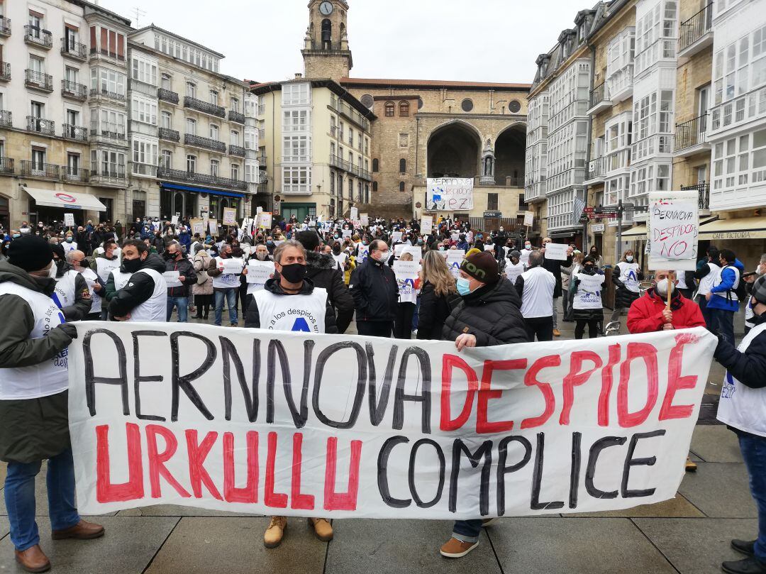 Trabajadores de Aernnova durante la movilización de este sábado en la Plaza de la Virgen Blanca