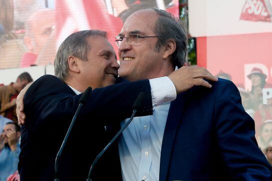 El candidato del PSOE a la presidencia de la Comunidad de Madrid, Ángel Gabilondo, y el candidato a la alcaldía de la capital, Antonio Miguel Carmona.