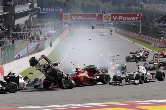 El piloto francés de Fórmula Uno Romain Grosjean, de Lotus, choca al comienzo de la carrera del Gran Premio de Bélgica celebrado en el circuito de Spa-Francotrchamps en Bélgica, el domingo 2 de septiembre de 2012.