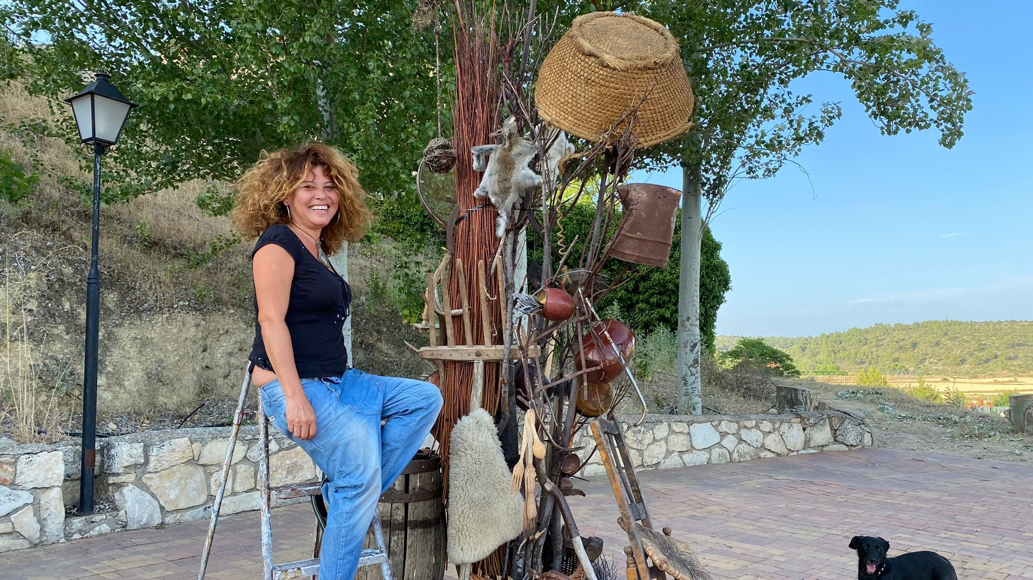 María Gray junto a la escultura de su creación &#039;El portal de las ancestras&#039; en el parque Viejo de Cañada del Hoyo (Cuenca).