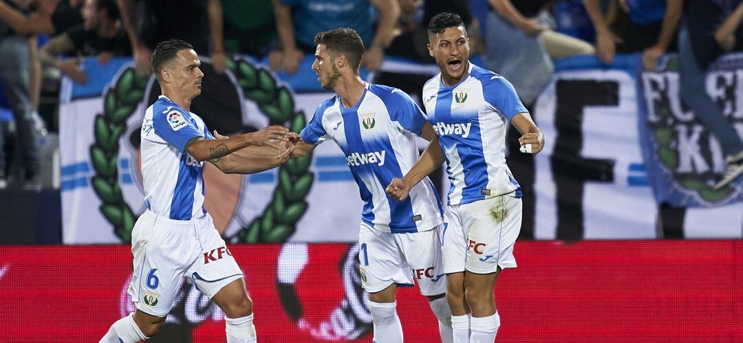 Los jugadores pepineros celebran el gol de Oscar Rodriguez (d) en el partido ante el Athletic Club 