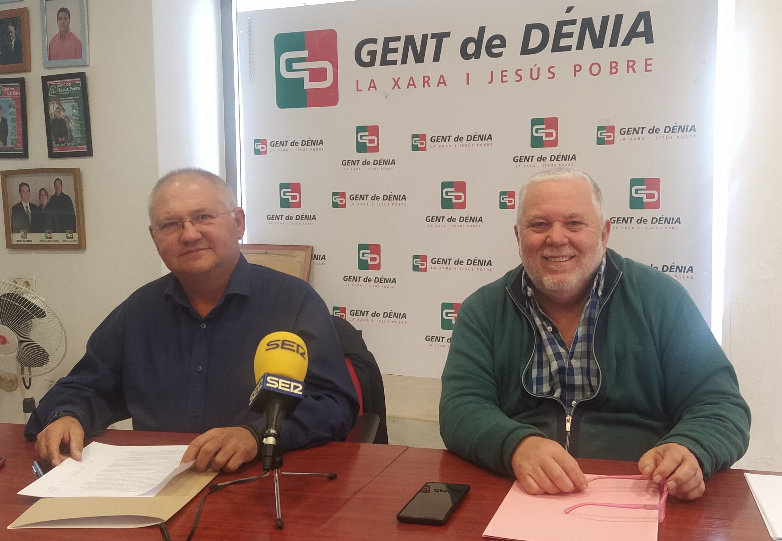 El portavoz del grupo municipal de GD en el Ayuntamiento, Mario Vidal (i) y Juan Pons, miembro del partido (d).