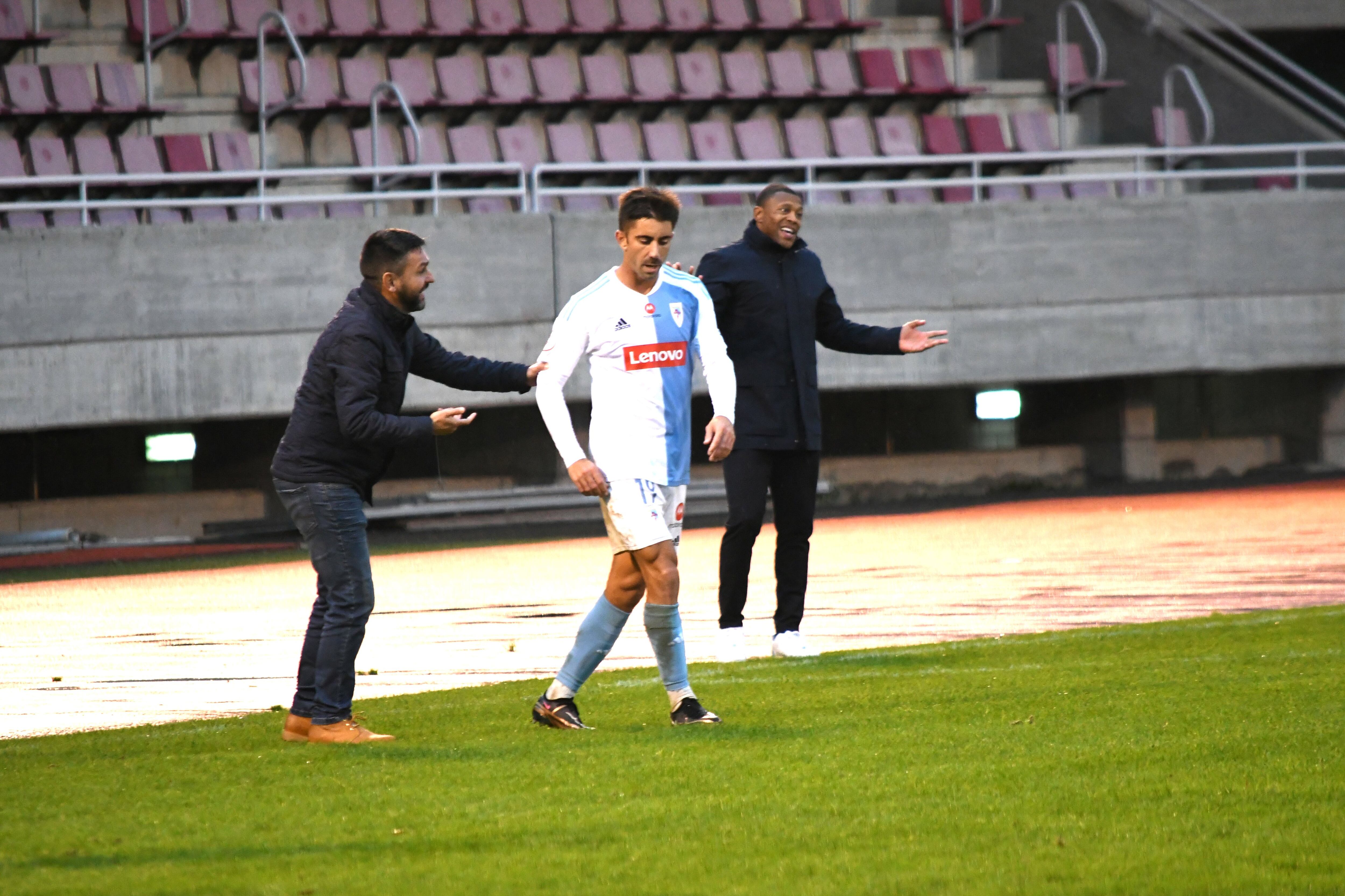 Míchel Alonso dando instrucciones durante el partido contra el Valladolid B en el Vero Boquete