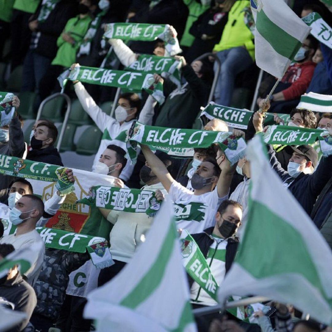 Aficionados del Elche con mascarilla en el Martínez Valero 