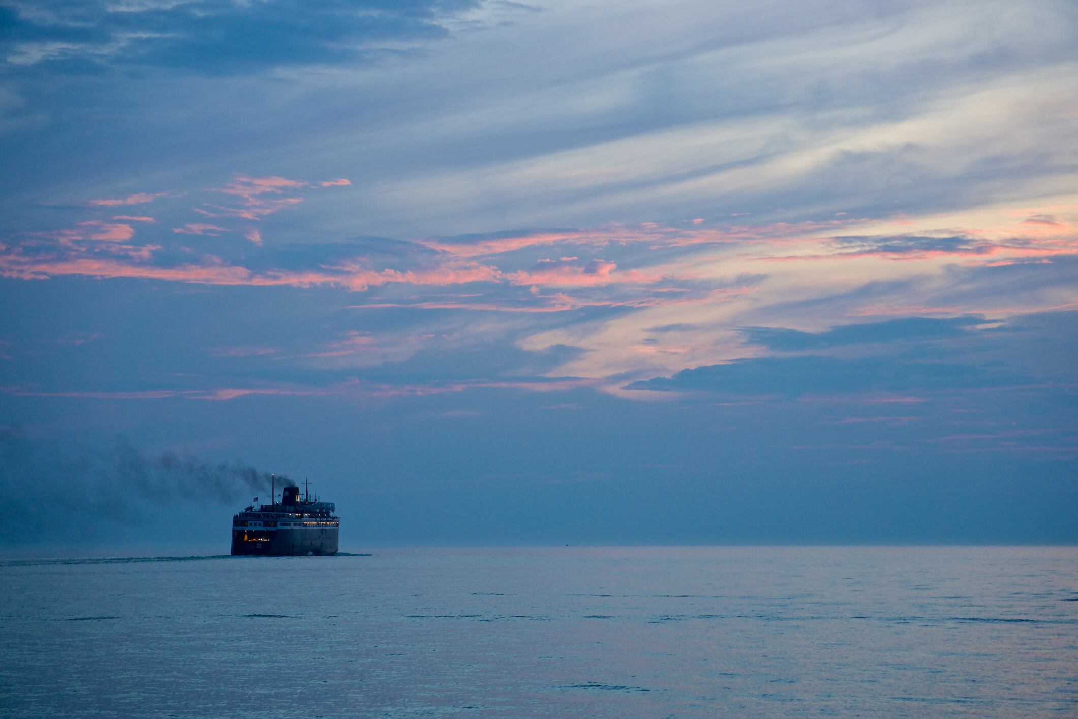 Imagen de un barco en el lago Michigan.