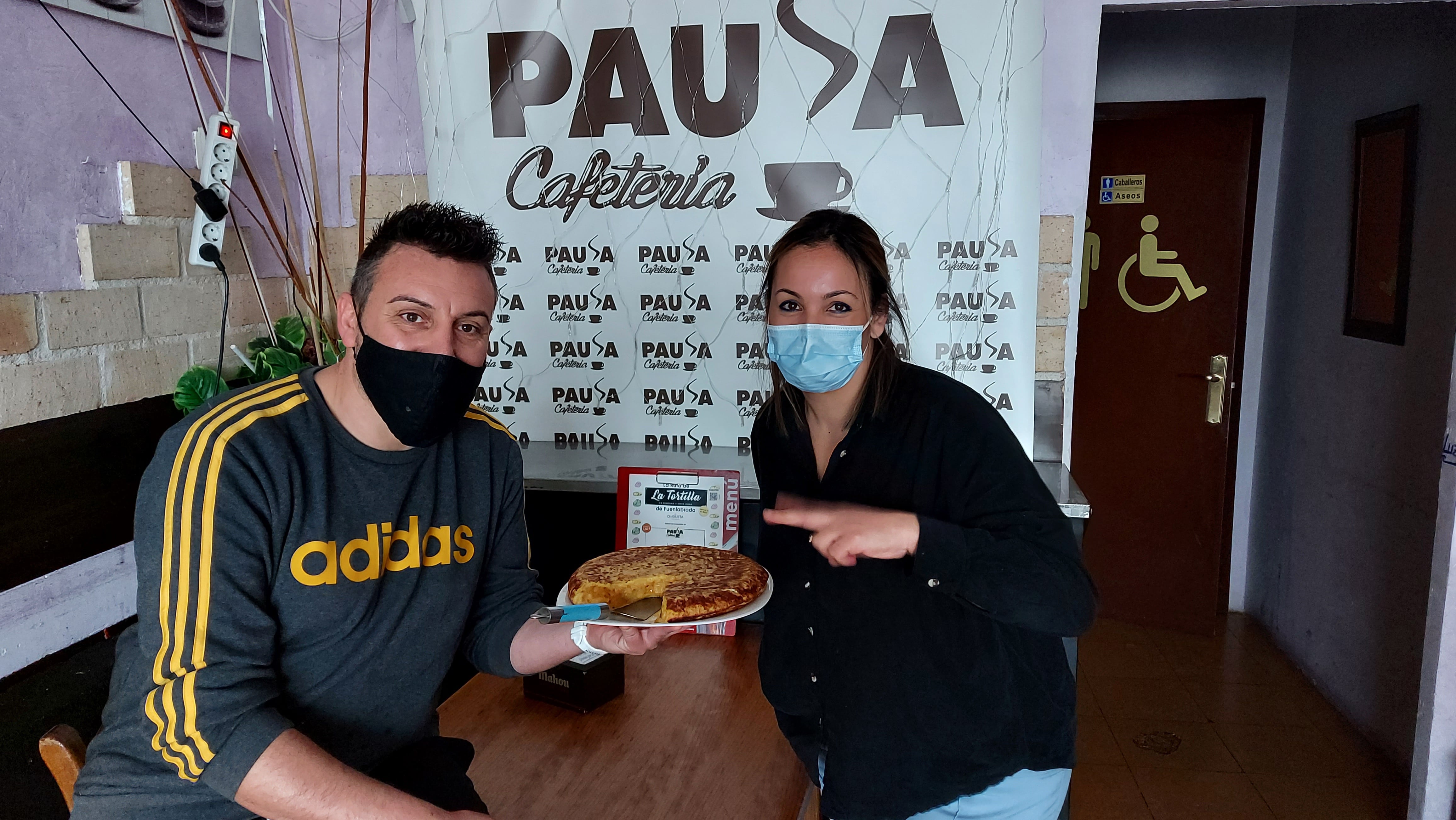 Carlos y Mónica de la cafetería &#039;Pausa&#039; de Fuenlabrada con la tortilla ganadora