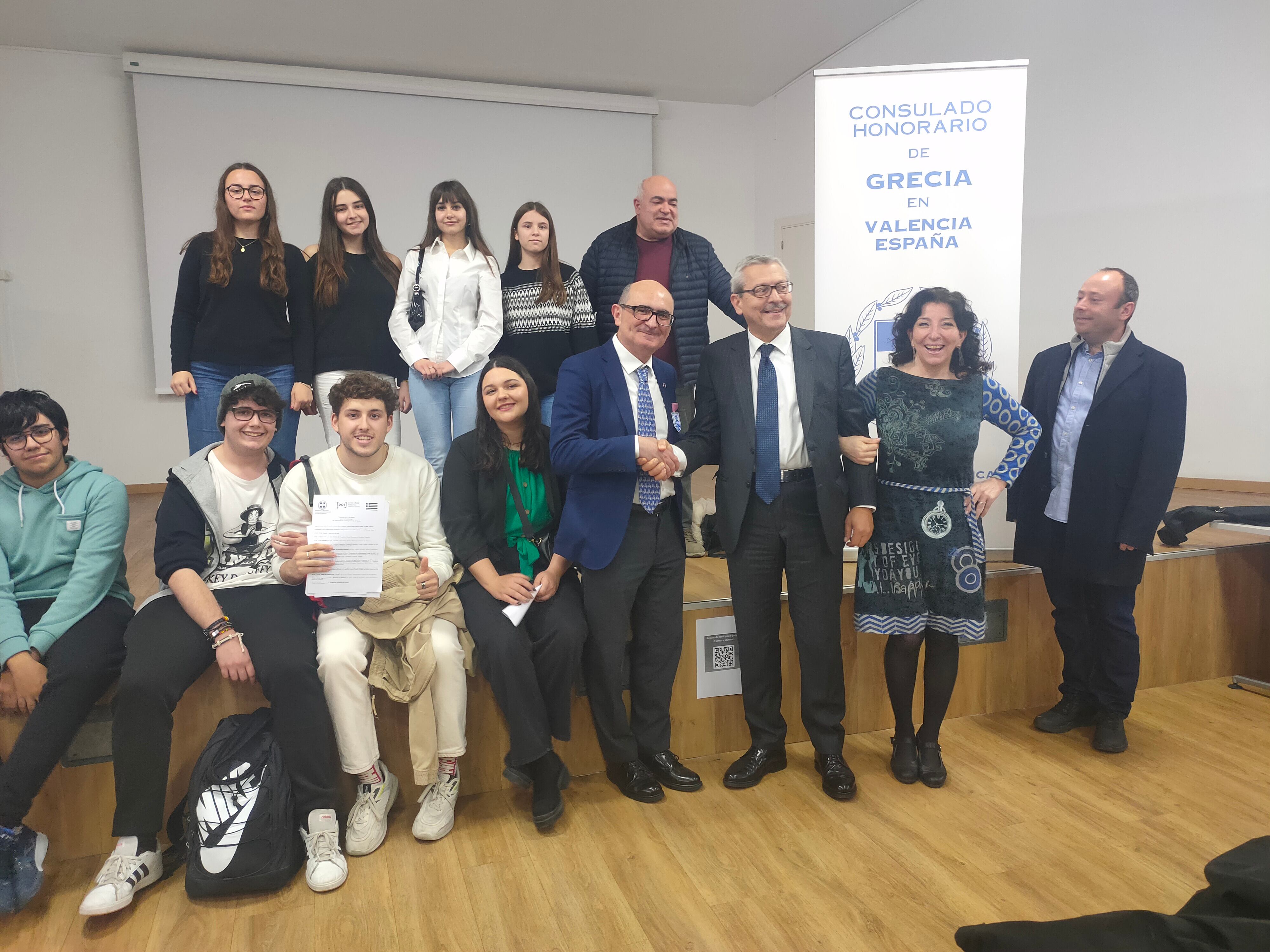 Els alumnes i directius de l'IES Jaume I d'Ontinyent amb les autoritats al Dia Nacional de Grècia