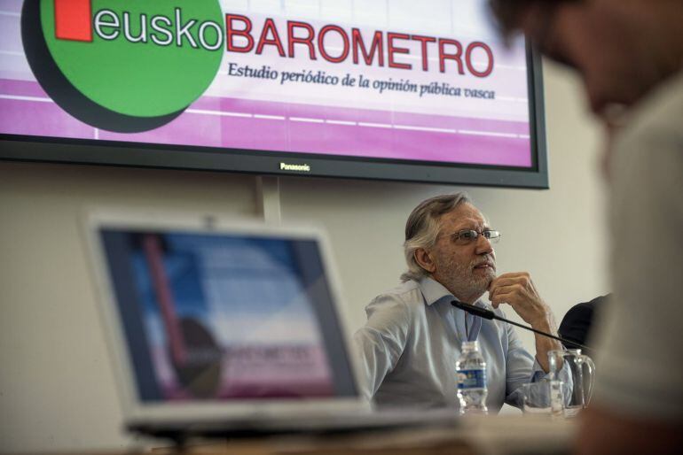 GRA033. BILBAO, 24/07/2014.- Francisco J. Llera ha presentado hoy los resultados del Euskobarómetro, el sondeo semestral de la Universidad del País Vasco que recoge la opinión de los vascos sobre cuestiones políticas, el final del terrorismo de ETA o los resultados de las elecciones locales.EFE/Miguel Toña