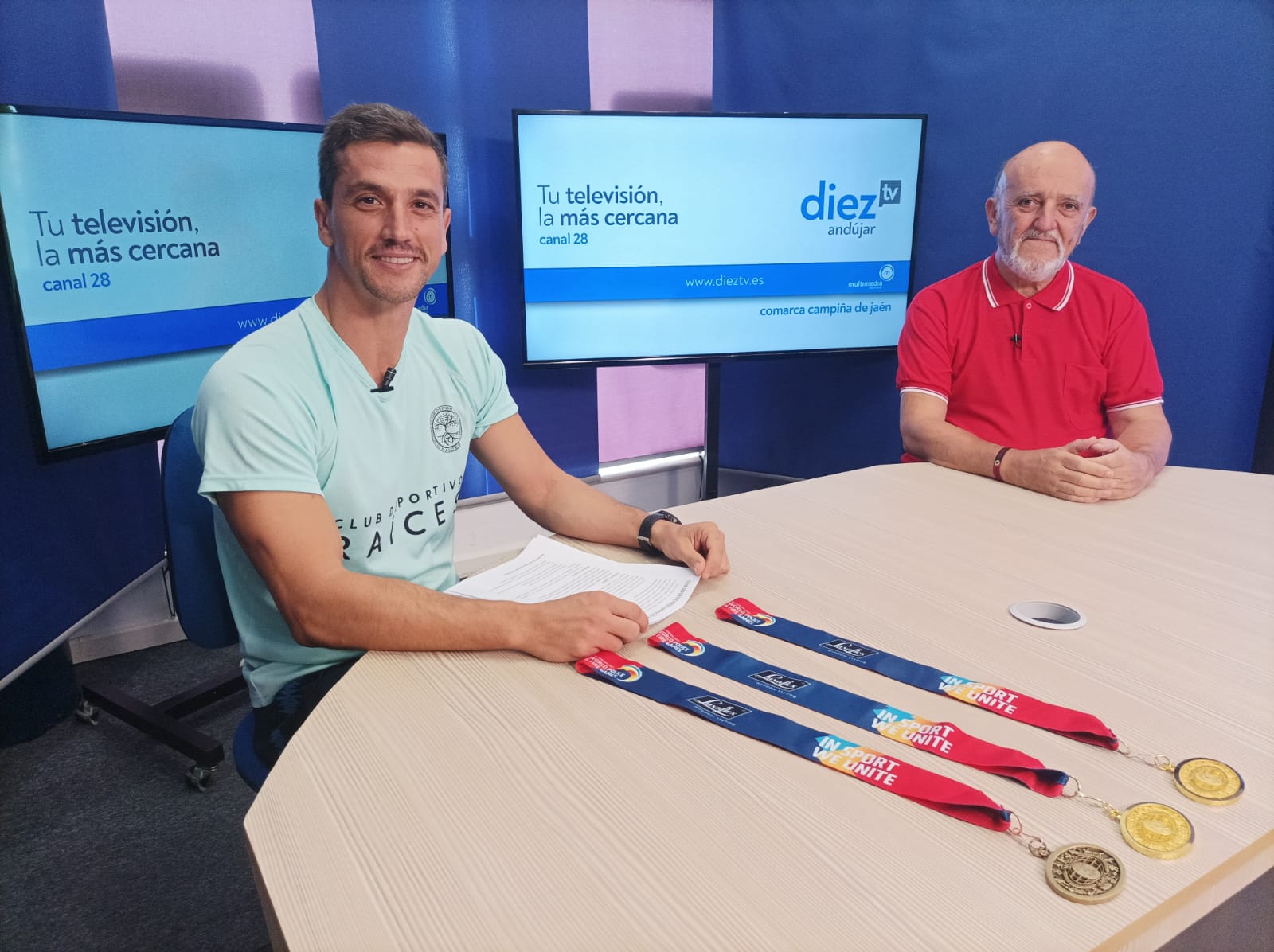 Eduardo Cuenca, presidente del Club Atletismo Raíces de Andújar con las medallas obtenidas en Rotterdam 2022.