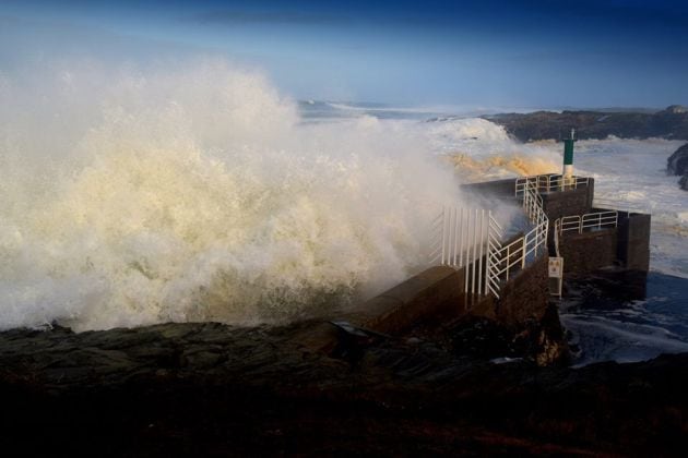 Imagen del temporal en el litoral de Rinlo, en Ribadeo.