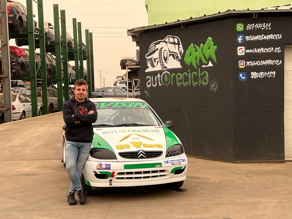 Iván Cordero, con el coche que pilotará en el Campeonato de España