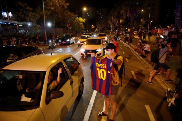 Aficionados pidiendo la dimisión de Bartomeu en el Camp Nou