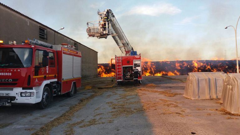 Efectivos de los Bomberos de los parques de Ejea, Tauste y Tarazona trabajan en las instalaciones de Tauste Ganadera 