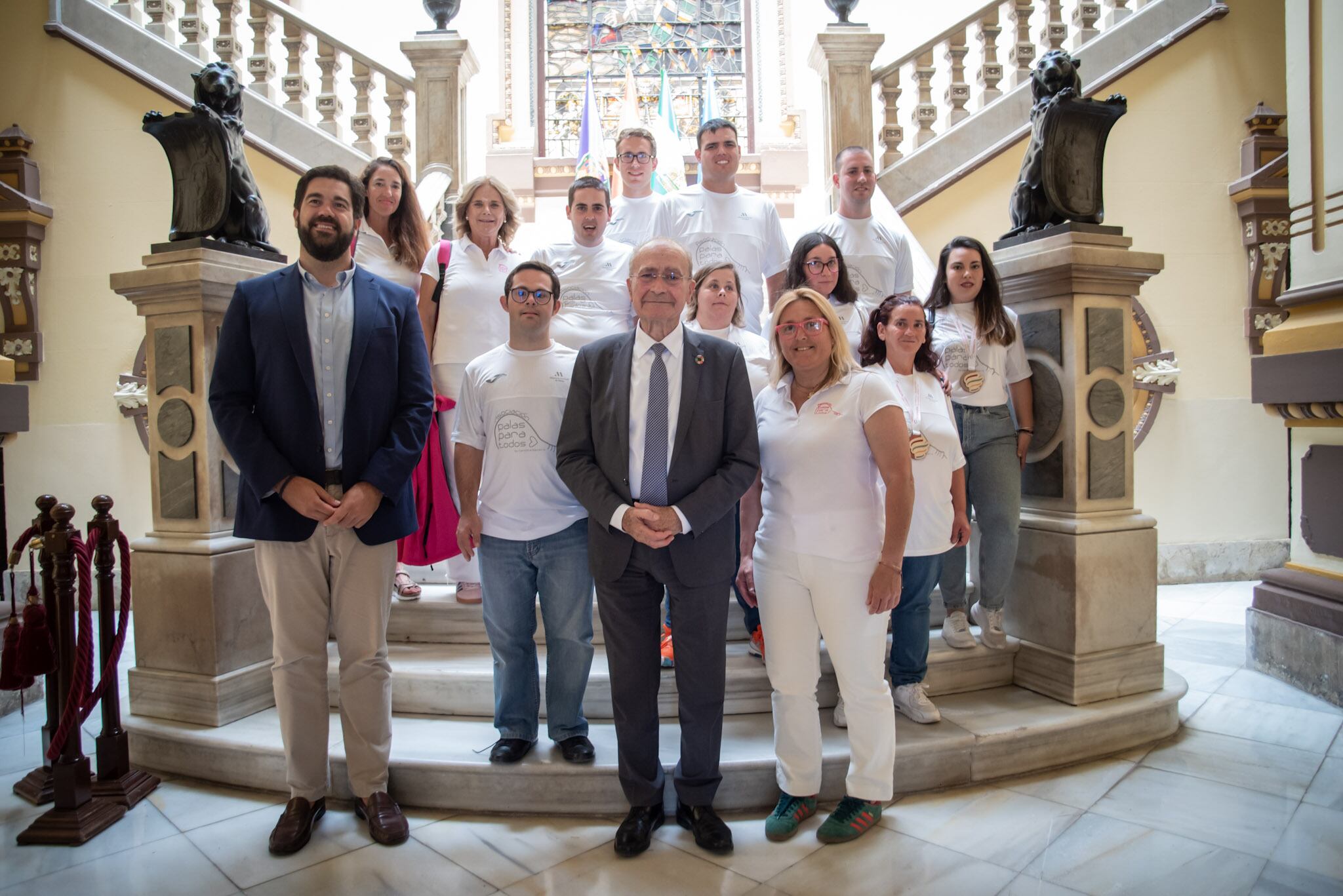 El Alcalde Francisco de la Torre con los jugadores de la asociación 'Palas para todos'