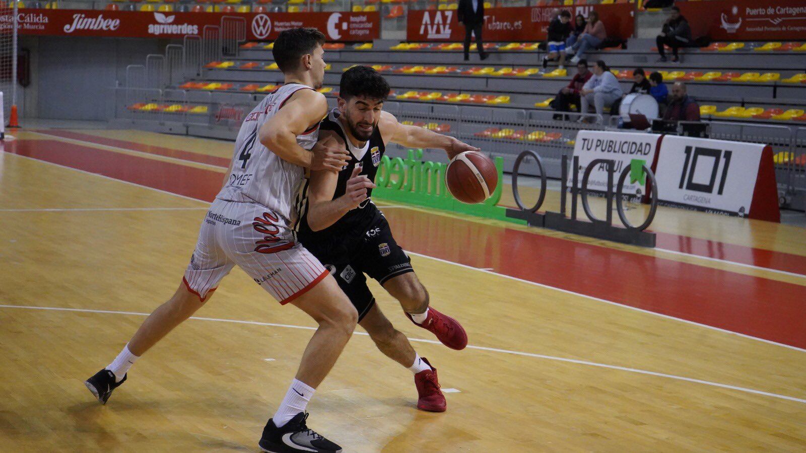 Juanpe Jiménez trata de superar a un rival