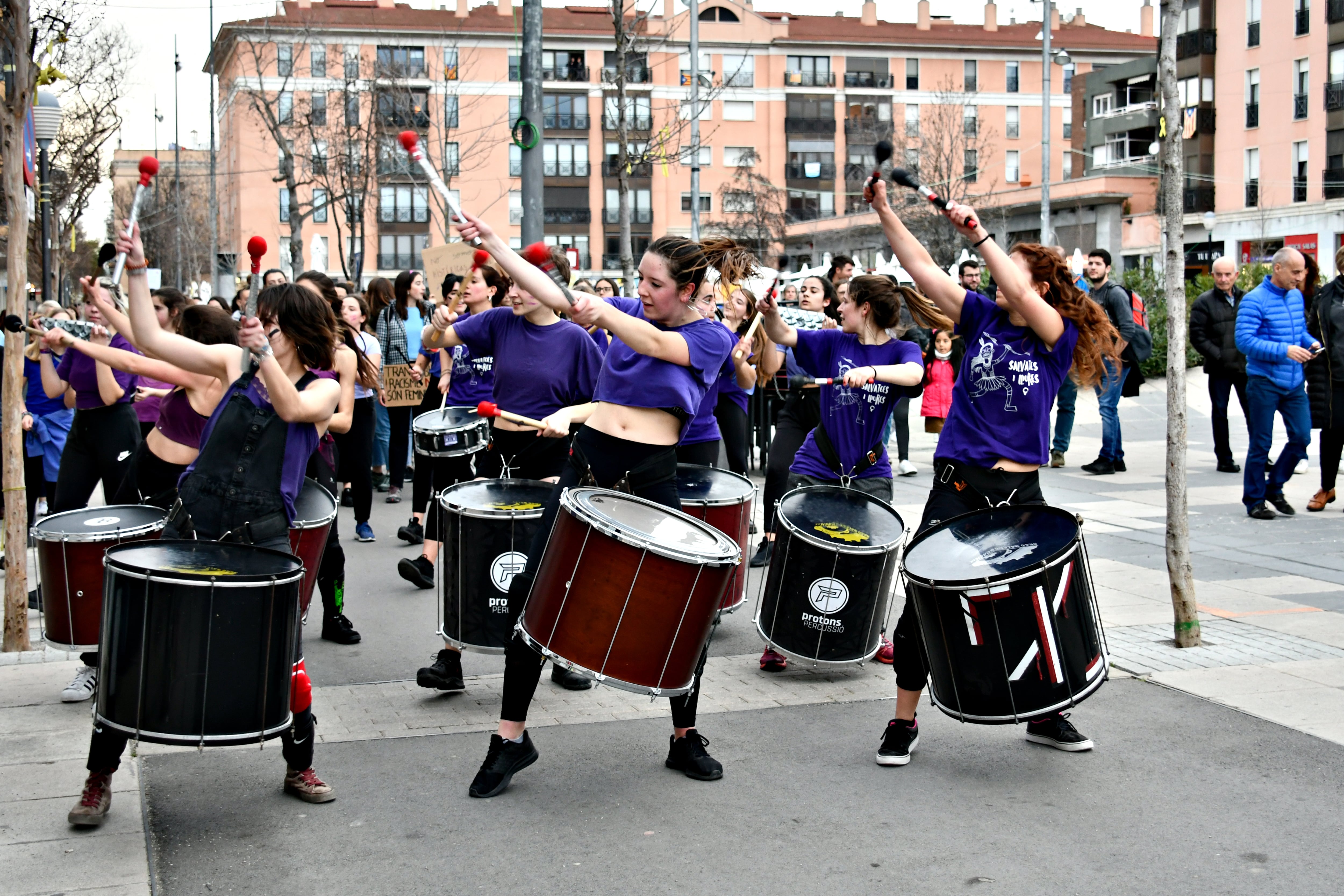 Igualada, Barcelona; 8 de marzo de 2020: celebración del Día de la Mujer con el grupo de batucada Protons Percussion, tocando por las calles de Igualada