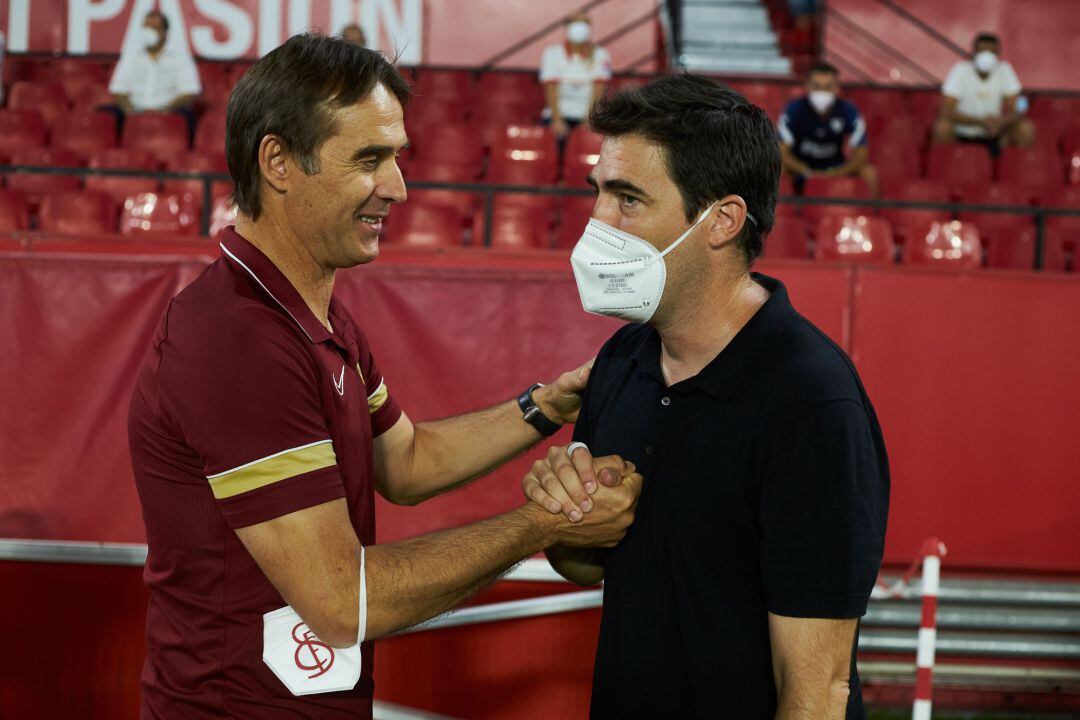 Julen Lopetegui saluda a Iraola, técnico del Rayo, en el primer partido de la temporada.