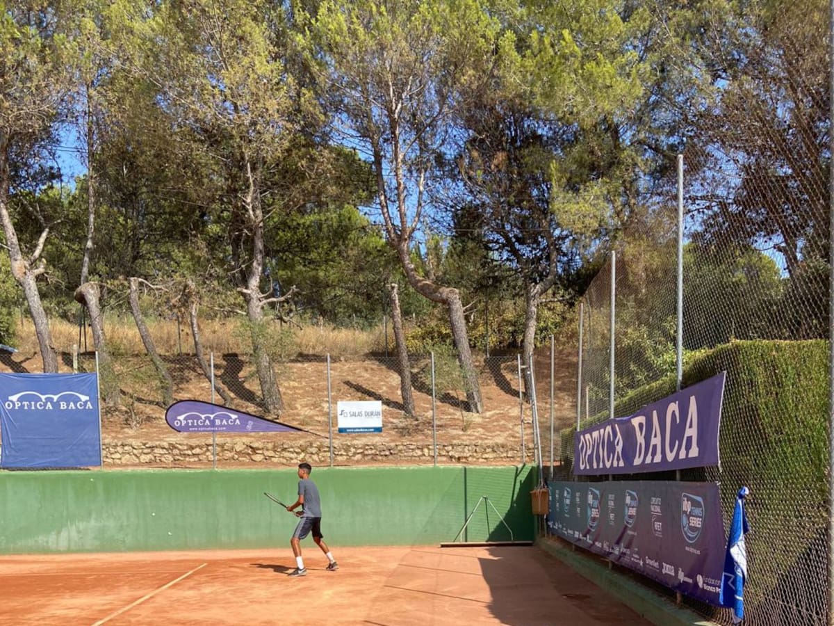 Más de 35 deportistas participan en el Torneo de Tenis Óptica Baca