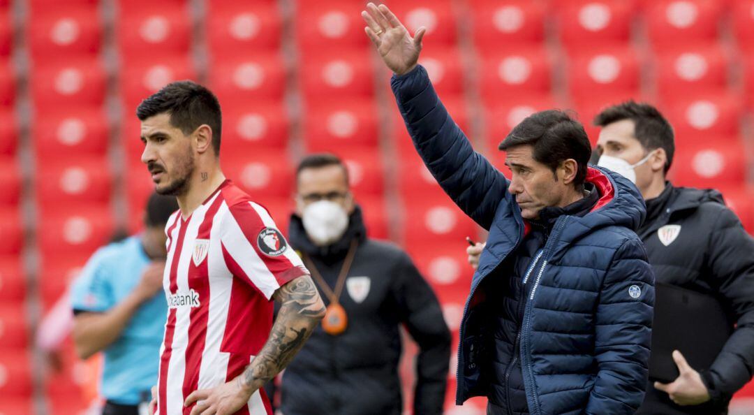 Marcelino da instrucciones en el área técnica de San Mamés