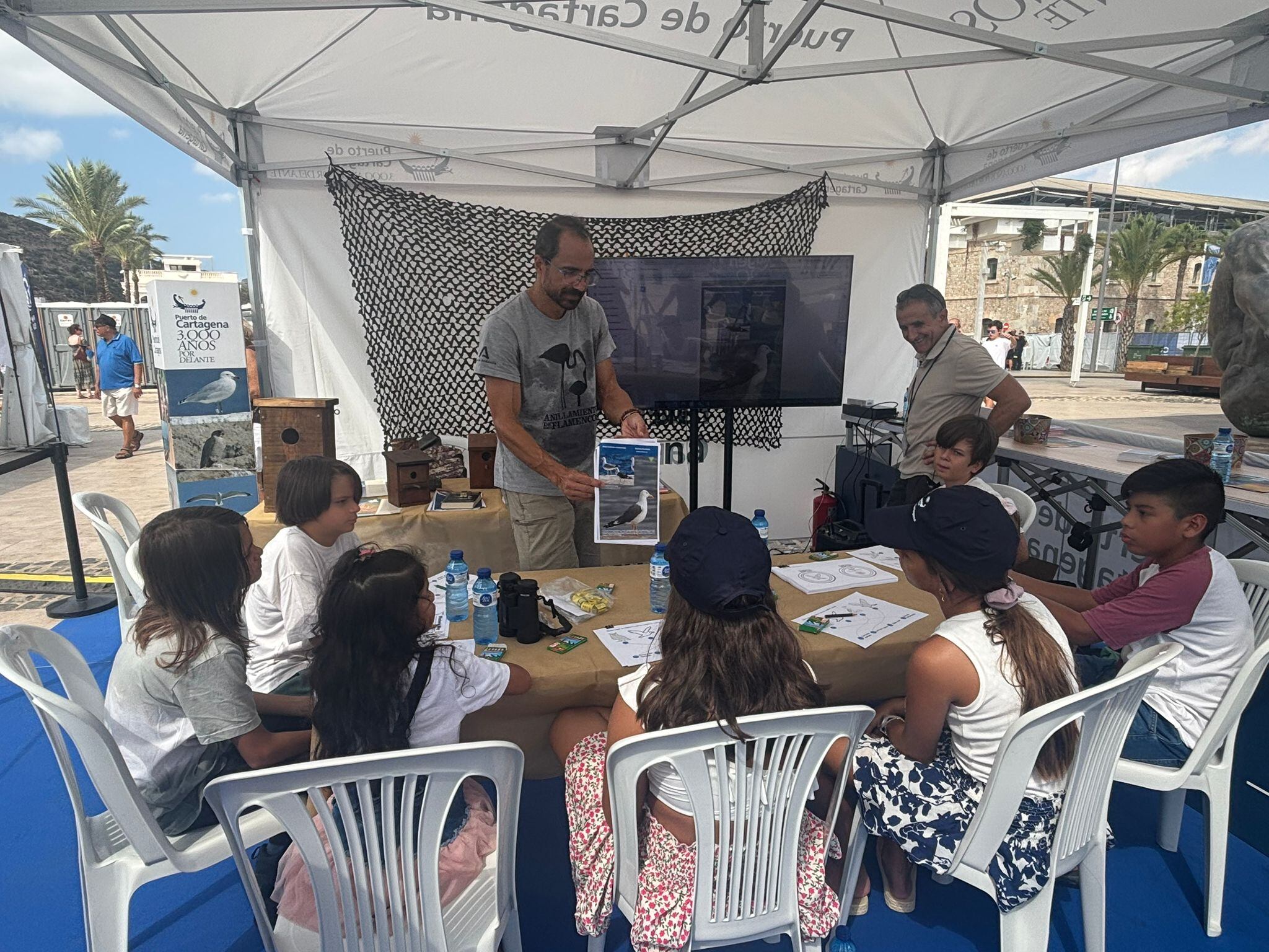 Asistentes a uno de los talleres del Ocean Live Park en el puerto de Cartagena