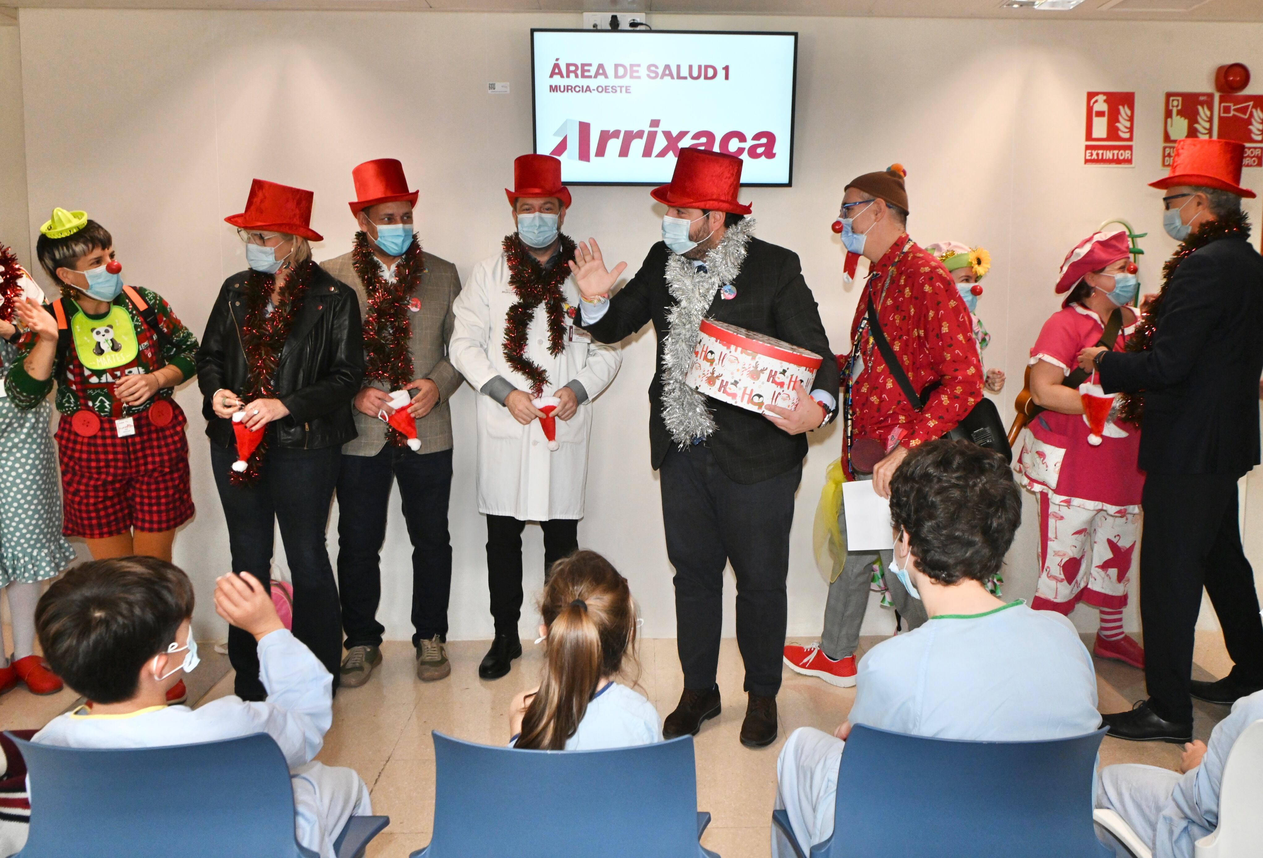 El presidente de la Comunidad, Fernando López Miras, participó hoy en la fiesta de Navidad del Hospital Materno-Infantil Virgen de la Arrixaca de Murcia