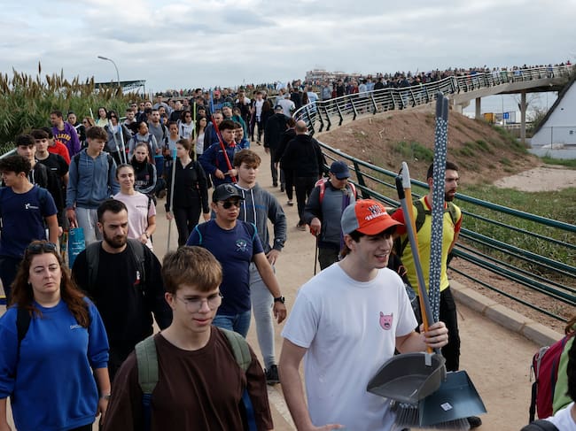 Miles de voluntarios que se dirigen a las zonas de La Torre y Paiporta para ayudar en las labores de limpieza y reconstrucción de las localidades afectadas por la dana