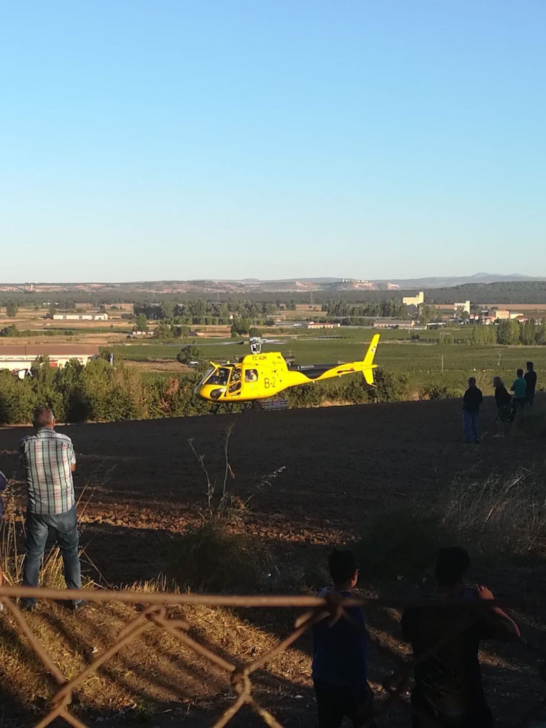 El helicóptero de la base de Pradoluengo partició en las labores de extinción del incendio en la zona de Las Tenerías de Roa