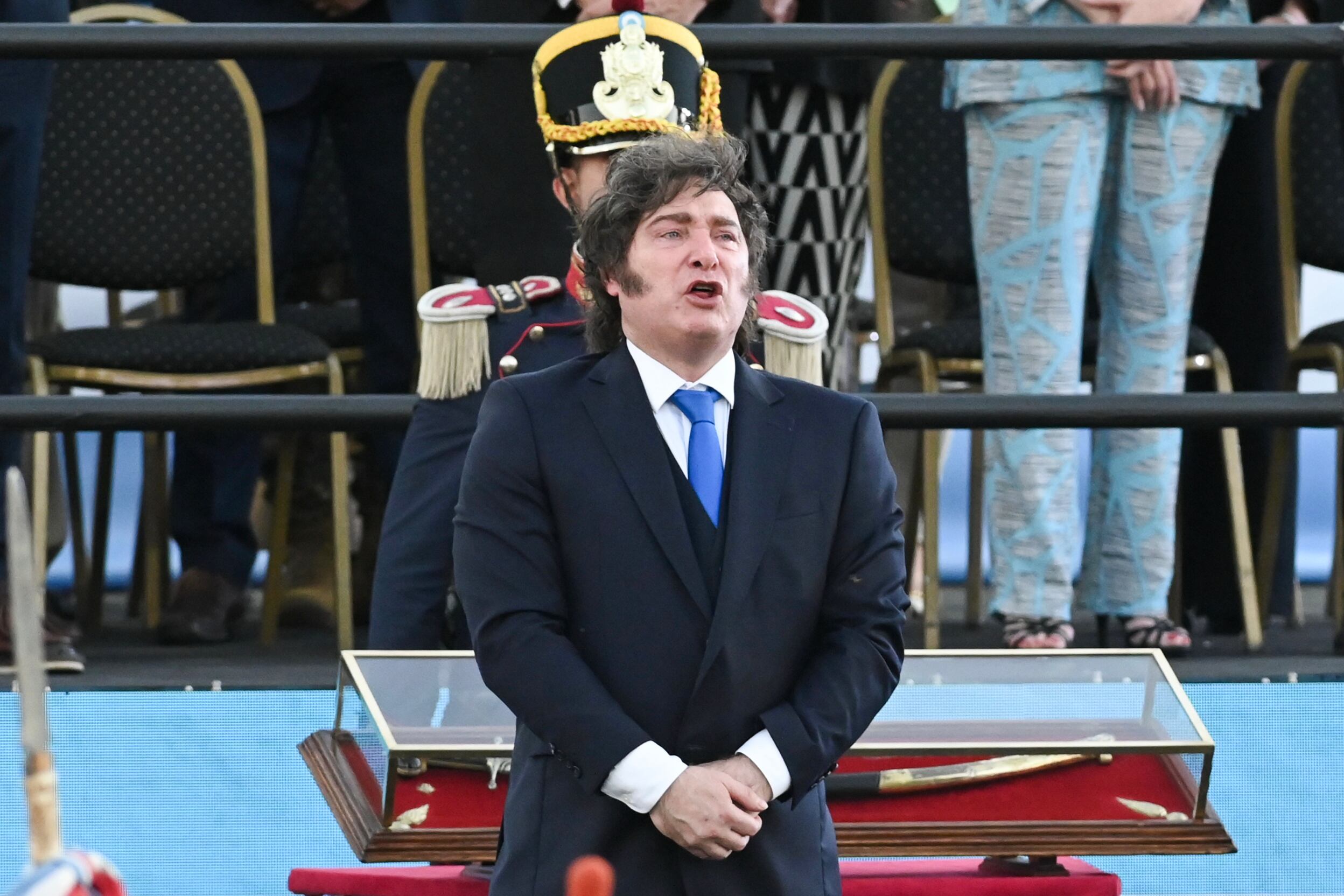 El presidente de Argentina, Javier Milei (c), asiste a una ceremonia este sábado, en San Lorenzo (Argentina).