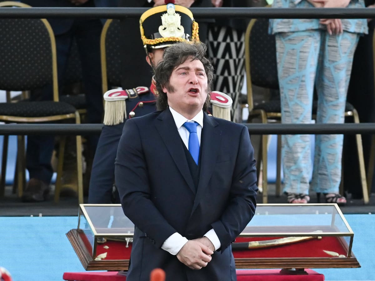 Jornadas de 12 horas, despido sin indemnización y reducción del derecho a huelga: la reforma laboral de Milei que precariza a los argentinos