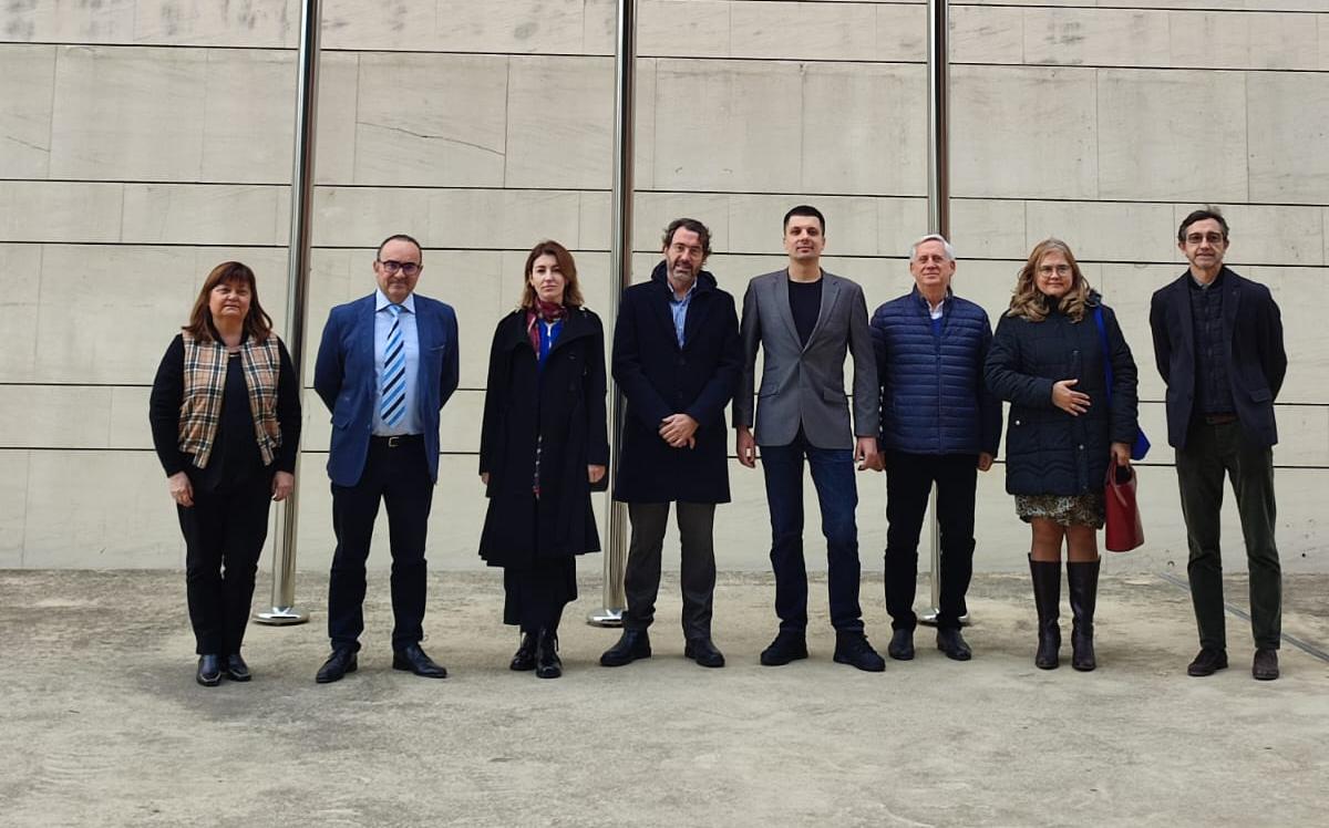 Mariana Oleskiv y Pavlo Kukhta fueron recibidos por el profesos José Marín-Roig, la presidenta de la Mancomunitat de Municipis de la Safor y el diputado Vicent Mascarell.