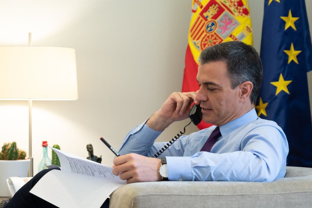 El presidente del Gobierno, Pedro Sánchez, habla por teléfono, en una imagen de archivo. 