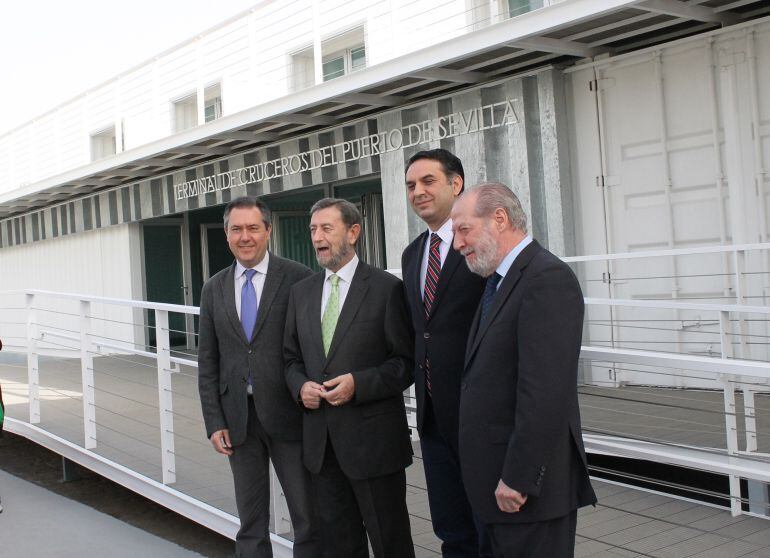 El alcalde ha visitado las nuevas instalaciones junto al presidente de la Autoridad Portuaria, Manuel Gracia, el consejero de Turismo y Deporte, Francisco Javier Fernández y el presidente de la Diputación de Sevilla, Fernando Rodríguez Villalobos