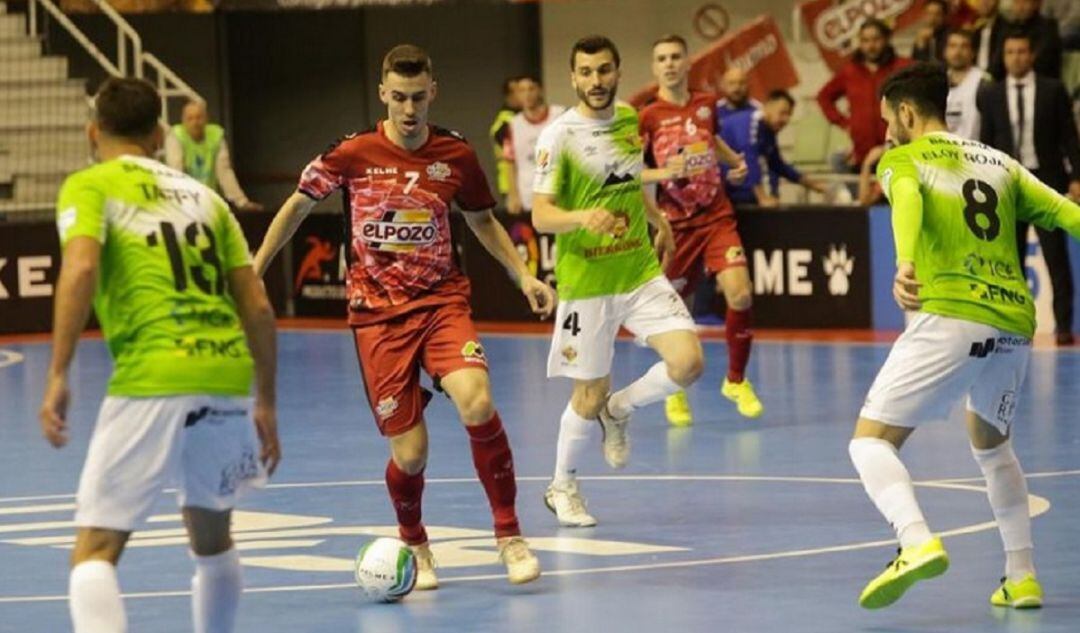 Álex García controla el balón