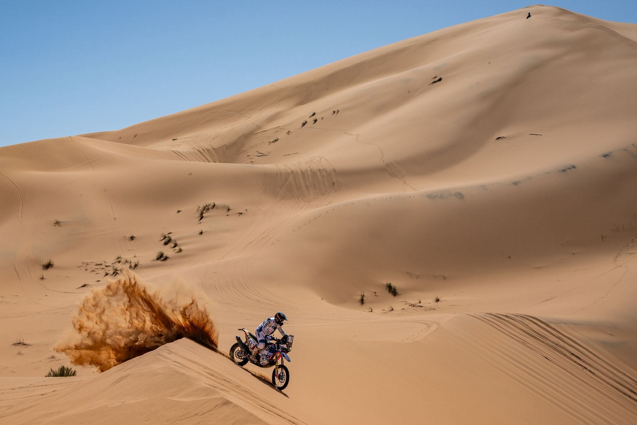 Carlos López en las dunas durante una competición