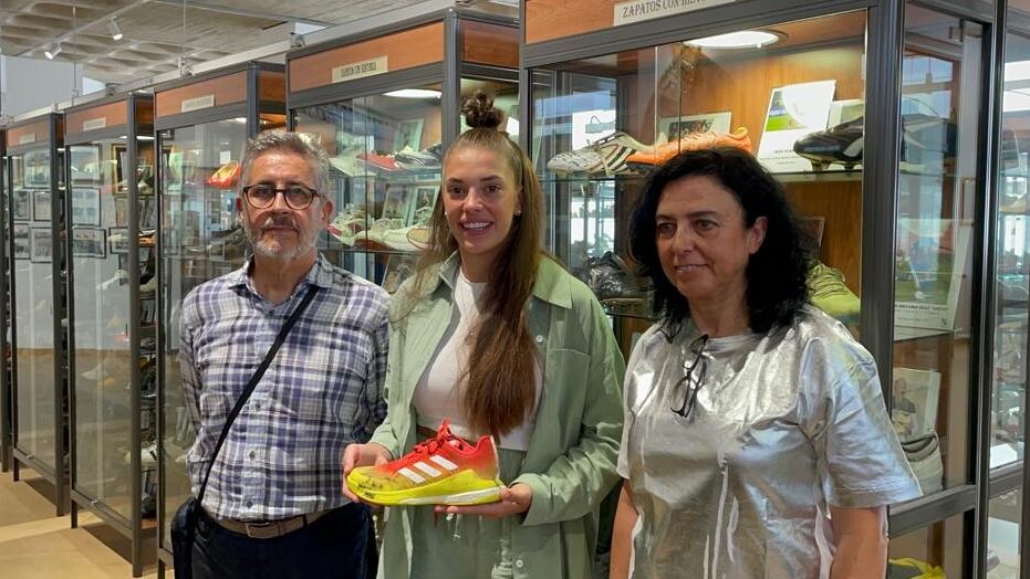 Paula Arcos dejando sus zapatillas en el Museo del Calzado de Elda
