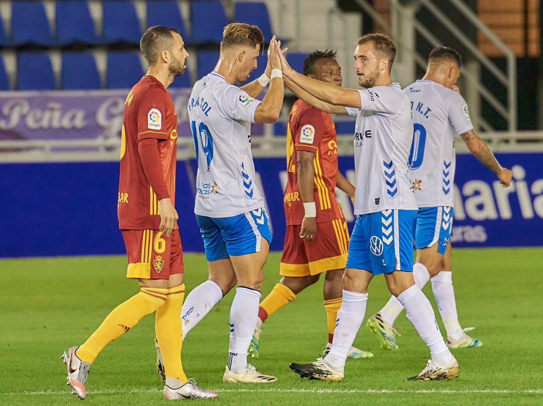 Los tinerfeños celebran el primer tanto logrado ante el cuadro maño