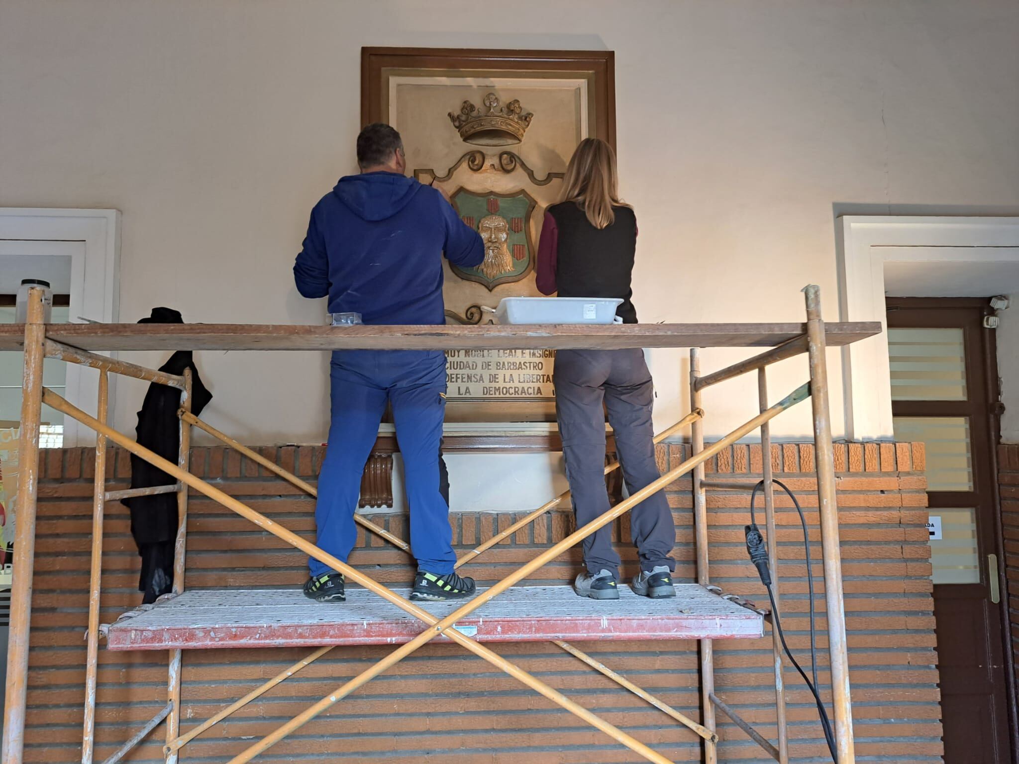 El Ayuntamiento de Barbastro restaura el escudo del vestíbulo del edificio institucional