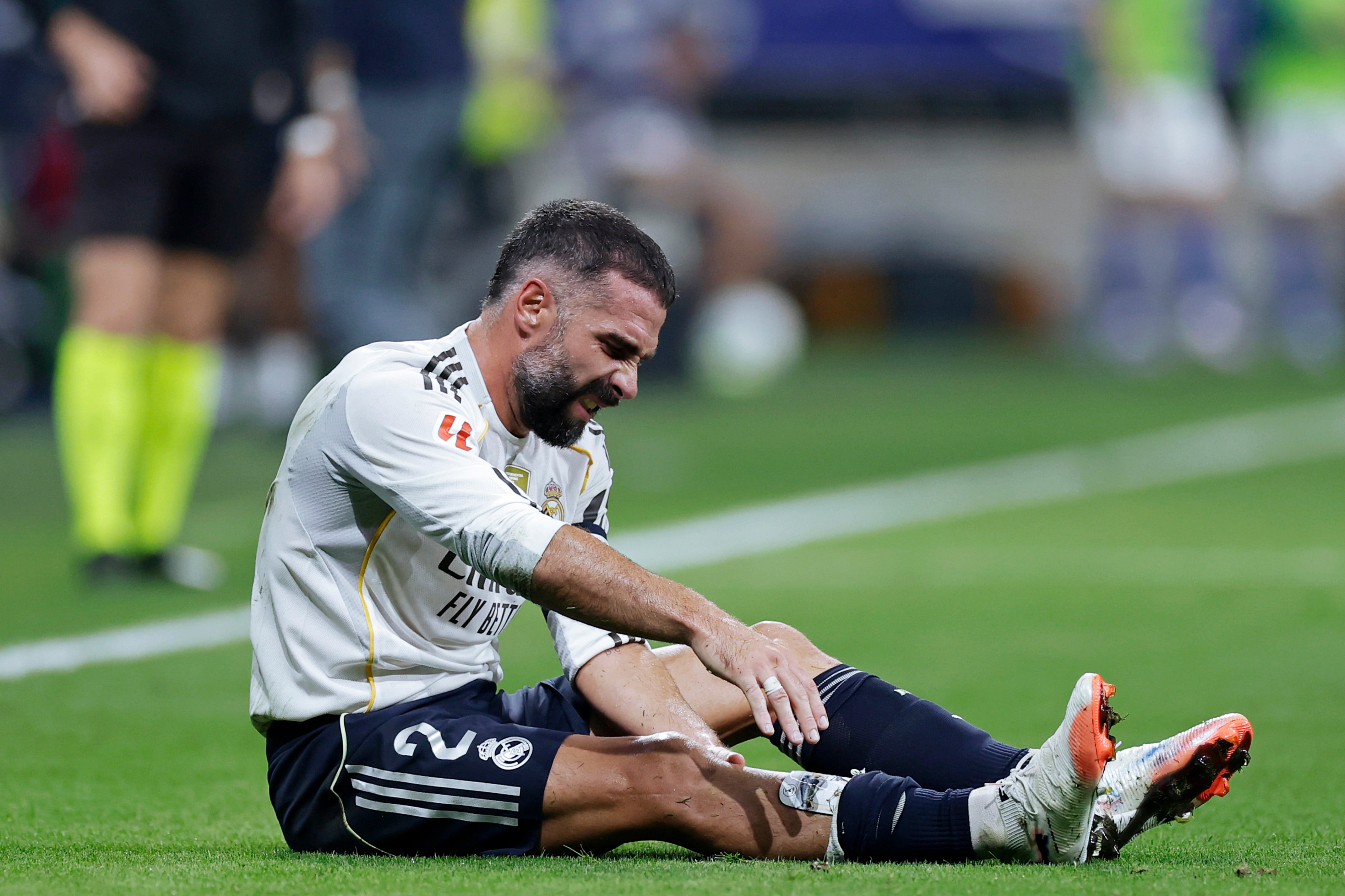 Dani Carvajal se duele tras un golpe en el partido ante el Oviedo