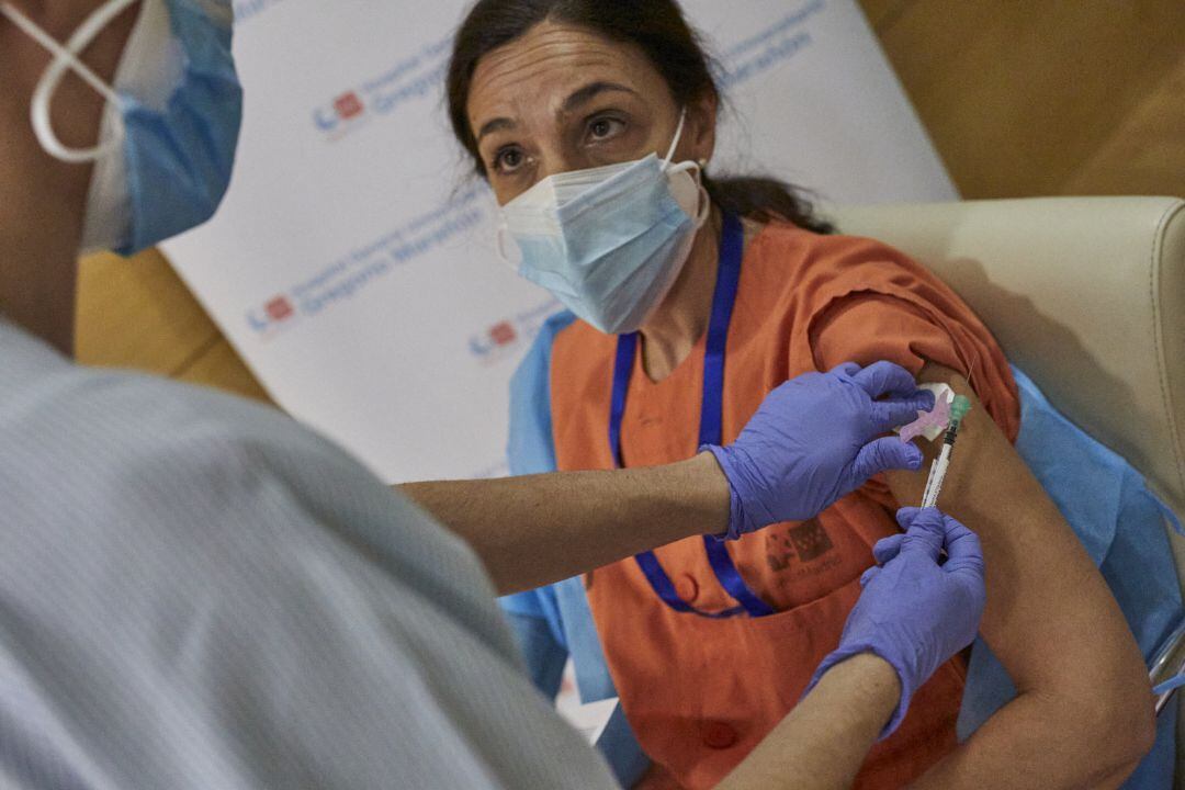 Una enfermera vacuna a una sanitaria contra el coronavirus en el Hospital Gregorio Marañón de Madrid.