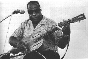 El bluesman Bukka White en una actuación tras salir de la cárcel