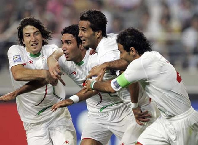 Jugadores de la selección iraní celebran un gol