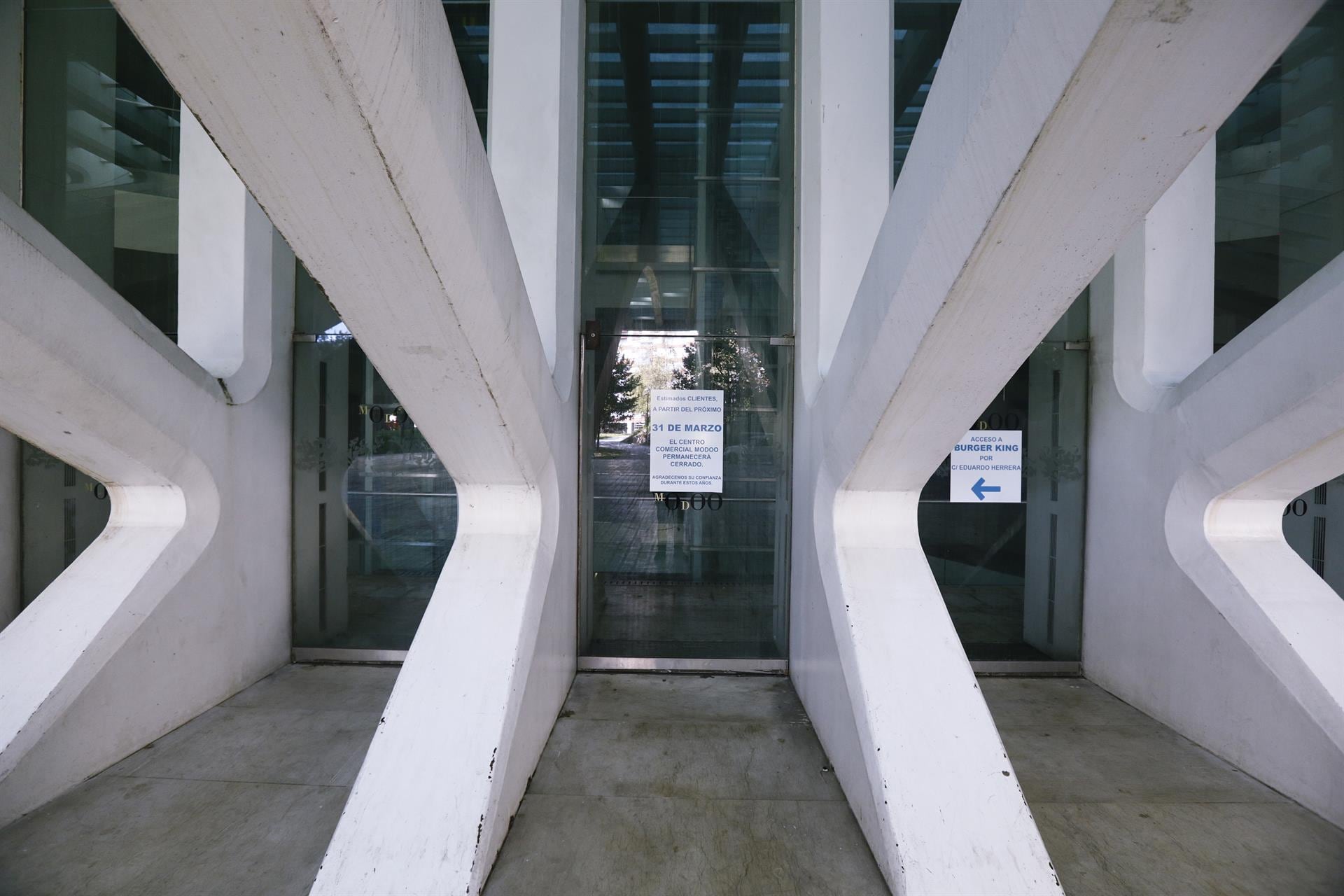 Entrada del centro comercial del Palacio de Calatrava en Oviedo.