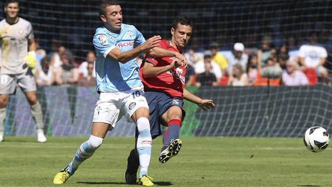 El delantero del Celta Vigo Iago Aspas lucha la pelota con el defensa de Osasuna Alejandro Arribas durante el partido correspondiente a la tercera jornada de la Liga de Primera División