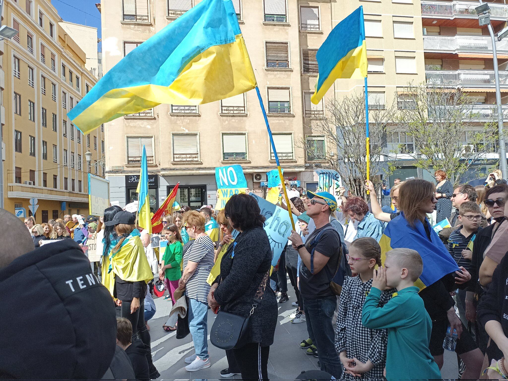 Imagen de la concentración de este sábado en la Plaza de la Montañeta de Alicante en apoyo al pueblo ucraniano (David Rubio)