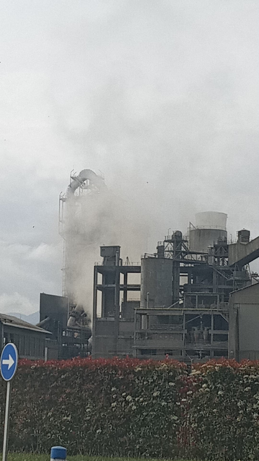 Fábrica de cementos Cosmos rodeada de humo