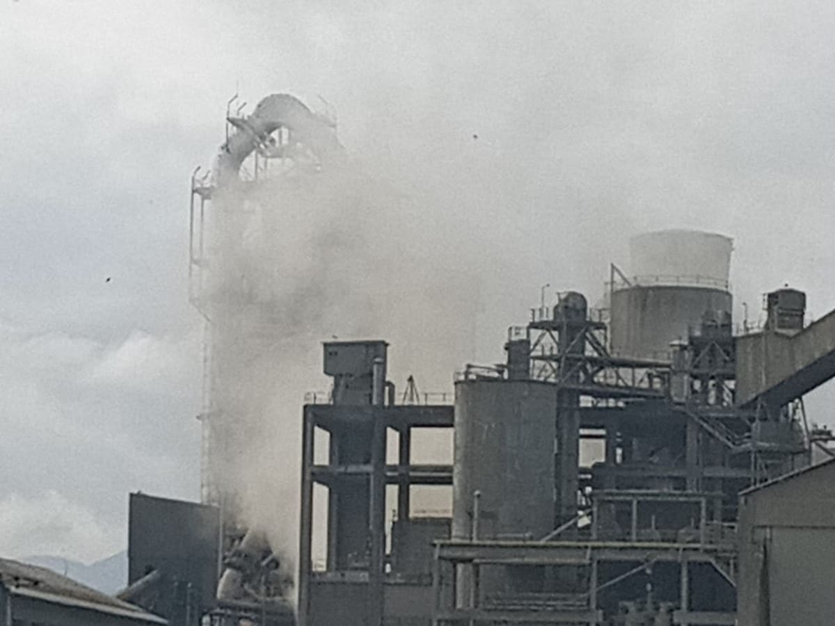 Denuncian una inusual humareda en la cementera de Cosmos de Toral de los Vados